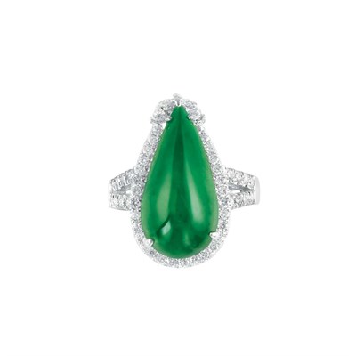 Lot 124 - White Gold, Jade and Diamond Ring