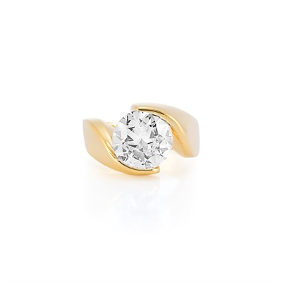 Lot 139 - Gold and Diamond Ring