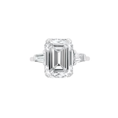 Lot 595 - Platinum and Diamond Ring