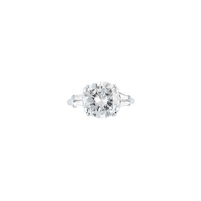 Lot 270 - Platinum and Diamond Ring