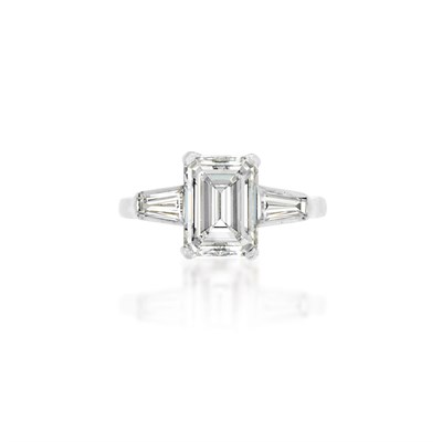 Lot 526 - Platinum and Diamond Ring