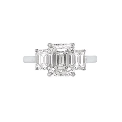 Lot 552 - Platinum and Diamond Ring