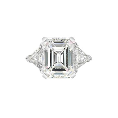 Lot 586 - Platinum and Diamond Ring