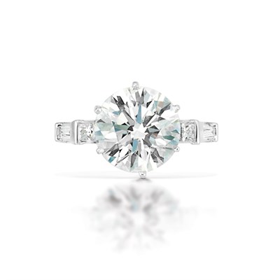 Lot 398 - Platinum and Diamond Ring