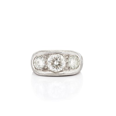 Lot 652 - Gentleman's White Gold and Diamond Three Stone Ring