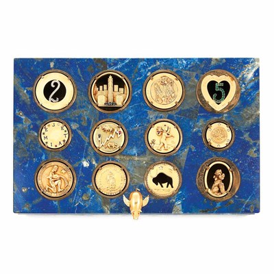 Lot 186 - Lapis Lazuli Veneer Box on Agate with Twelve Gold Assorted Charms