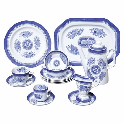 Lot 246 - Spode Porcelain Dinner Service In the Fitzhugh...