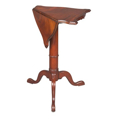 Lot 311 - George II Mahogany Drop-Leaf Table The shaped...
