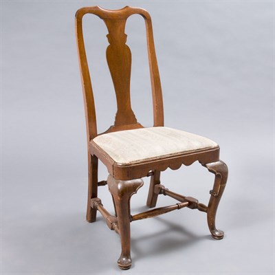 Lot 171 - Queen Anne Walnut Side Chair The yoked crest...