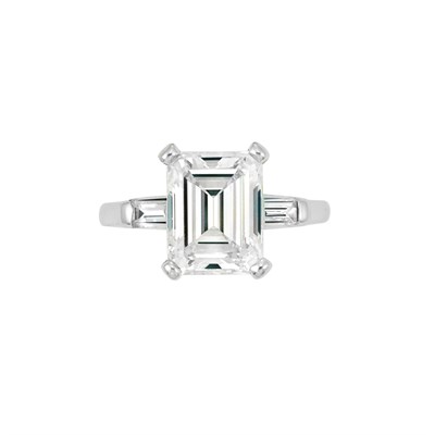 Lot 279 - Platinum and Diamond Ring