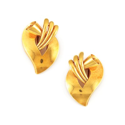 Lot 87 - Two Retro Gold Clip Brooches