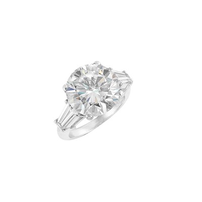 Lot 582 - Platinum and Diamond Ring