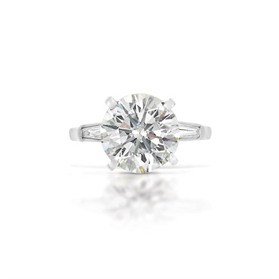 Lot 553 - Platinum and Diamond Ring