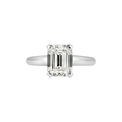 Lot 375 - Platinum and Diamond Ring