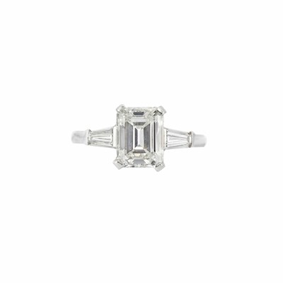 Lot 258 - Platinum and Diamond Ring