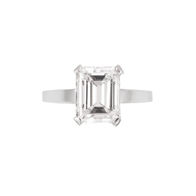 Lot 383 - Platinum and Diamond Ring
