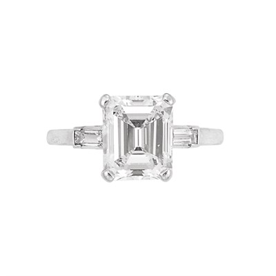 Lot 392 - Platinum and Diamond Ring