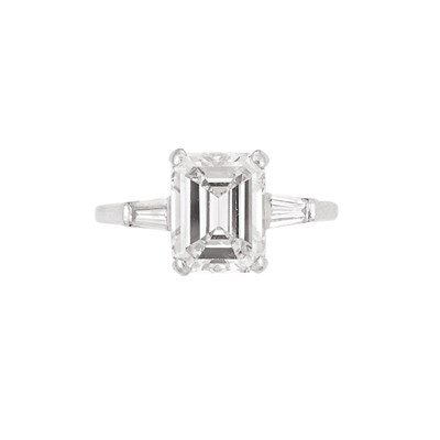 Lot 377 - Platinum and Diamond Ring