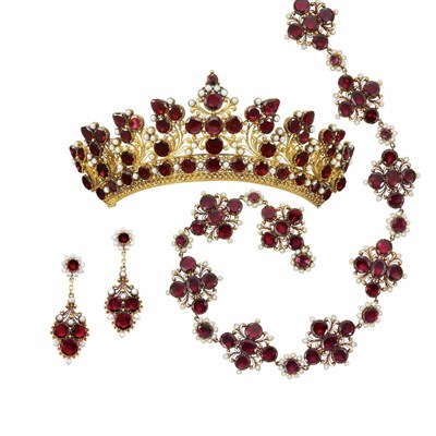 Lot 303 - Georgian Gold, Foiled-Back Garnet and Seed Pearl Tiara, Necklace and Pair of Pendant-Earclips