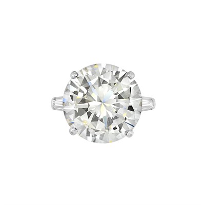 Lot 581 - Platinum and Diamond Ring