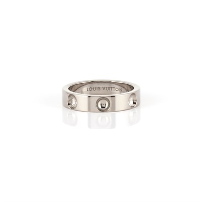 Lot 49 - Gentleman's White Gold Band Ring and Case, Louis Vuitton