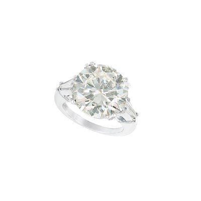 Lot 585 - Platinum and Diamond Ring