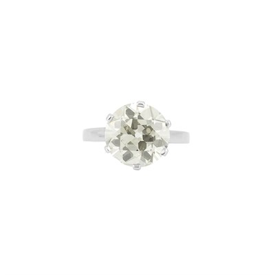 Lot 72 - Platinum and Diamond Ring