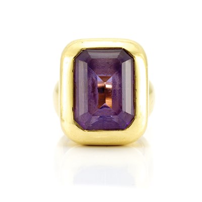 Lot 468 - Gold and Amethyst Ring
