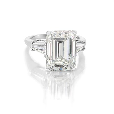 Lot 513 - Platinum and Diamond Ring