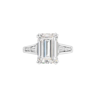 Lot 472 - Platinum and Diamond Ring