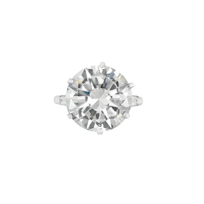 Lot 476 - Platinum and Diamond Ring