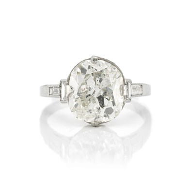 Lot 72 - Platinum and Diamond Ring