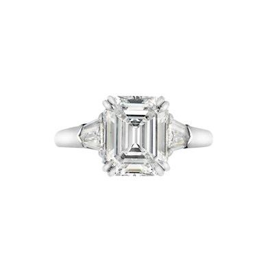 Lot 455 - Platinum and Diamond Ring, Harry Winston