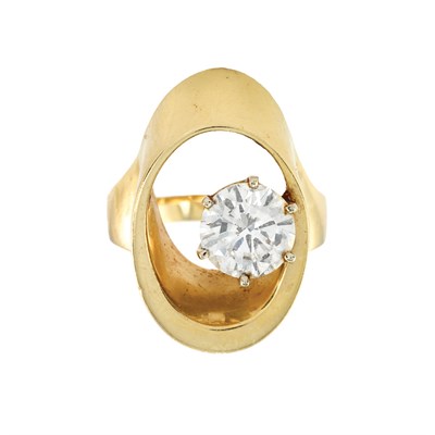 Lot 551 - Gold and Diamond Ring