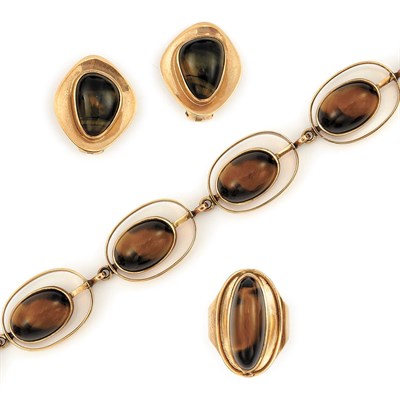 Lot 153 - Low Karat Gold and Cabochon Tiger's-Eye Bracelet, Ring and Pair of Earclips