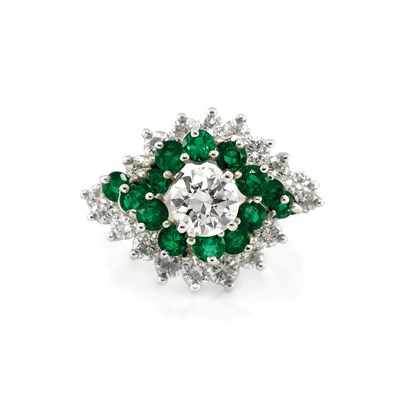 Lot 511 - Diamond and Emerald Ring
