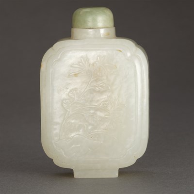 Lot 18 - Chinese White Jade Snuff Bottle Late 18th/19th...