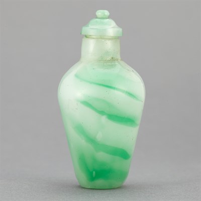 Lot 154 - Chinese Green Glass Snuff Bottle 20th Century...