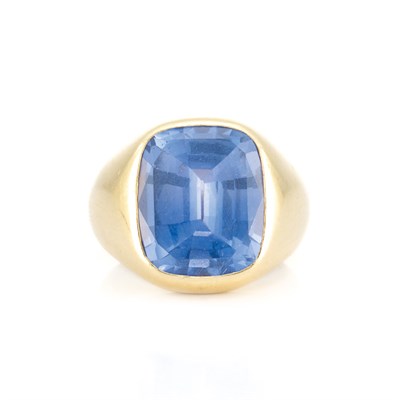 Lot 374 - Gentleman's Gold and Sapphire Ring