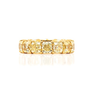 Lot 641 - Gold and Yellow Diamond Band Ring