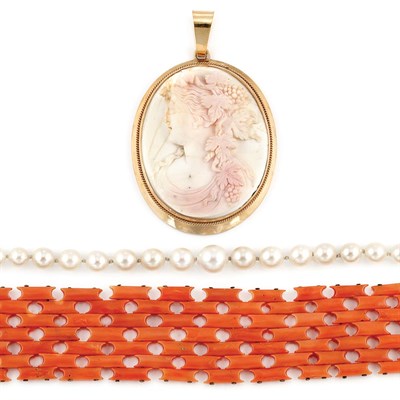 Lot 585 - Antique Coral Bracelet, Gold and Shell Cameo Pendant and Cultured Pearl Necklace