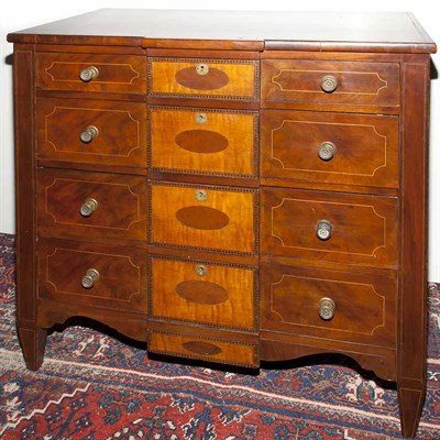 Lot 329 - Federal Mahogany Chest of Drawers The...