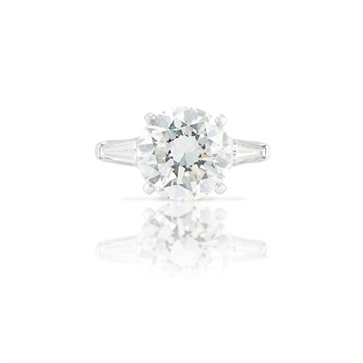 Lot 558 - Platinum and Diamond Ring