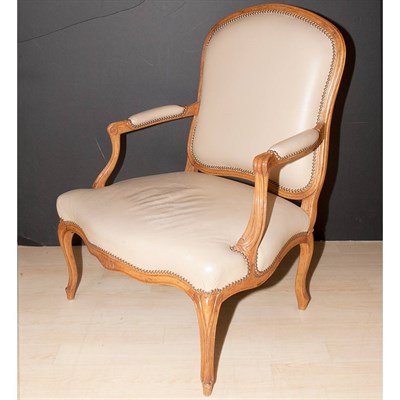 Lot 200 - Louis XV Style Walnut Fauteuil a la Reine