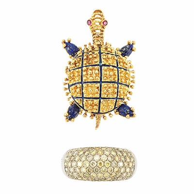 Lot 529 - White Gold and Light Yellow Diamond Bombe Ring and Gold and Enamel Turtle Pin