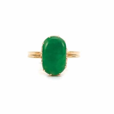 Lot 372 - Gold and Jade Ring