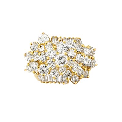 Lot 394 - Gold and Diamond Cluster Ring