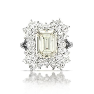 Lot 457 - Platinum and Diamond Ring