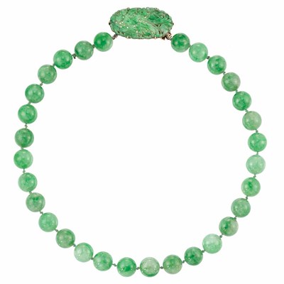 Lot 96 - Jade Bead Necklace with Gold and Carved Jade Clasp