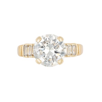 Lot 314 - Gold and Diamond Ring